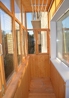Деревянное остекление и отделка П-образного балкона в доме II-49 - фото 5